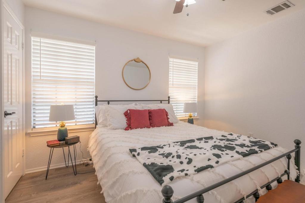 Timeless-Texas-Inn - Heated Pool Oasis & Lux Vibe Round Rock Luaran gambar